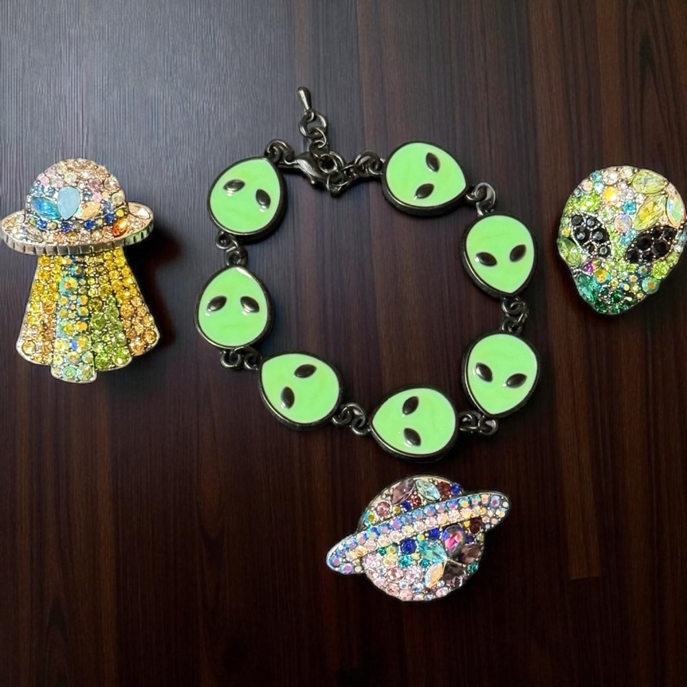 Alien Glow-In-The-Dark Bracelet with 3 Pins
